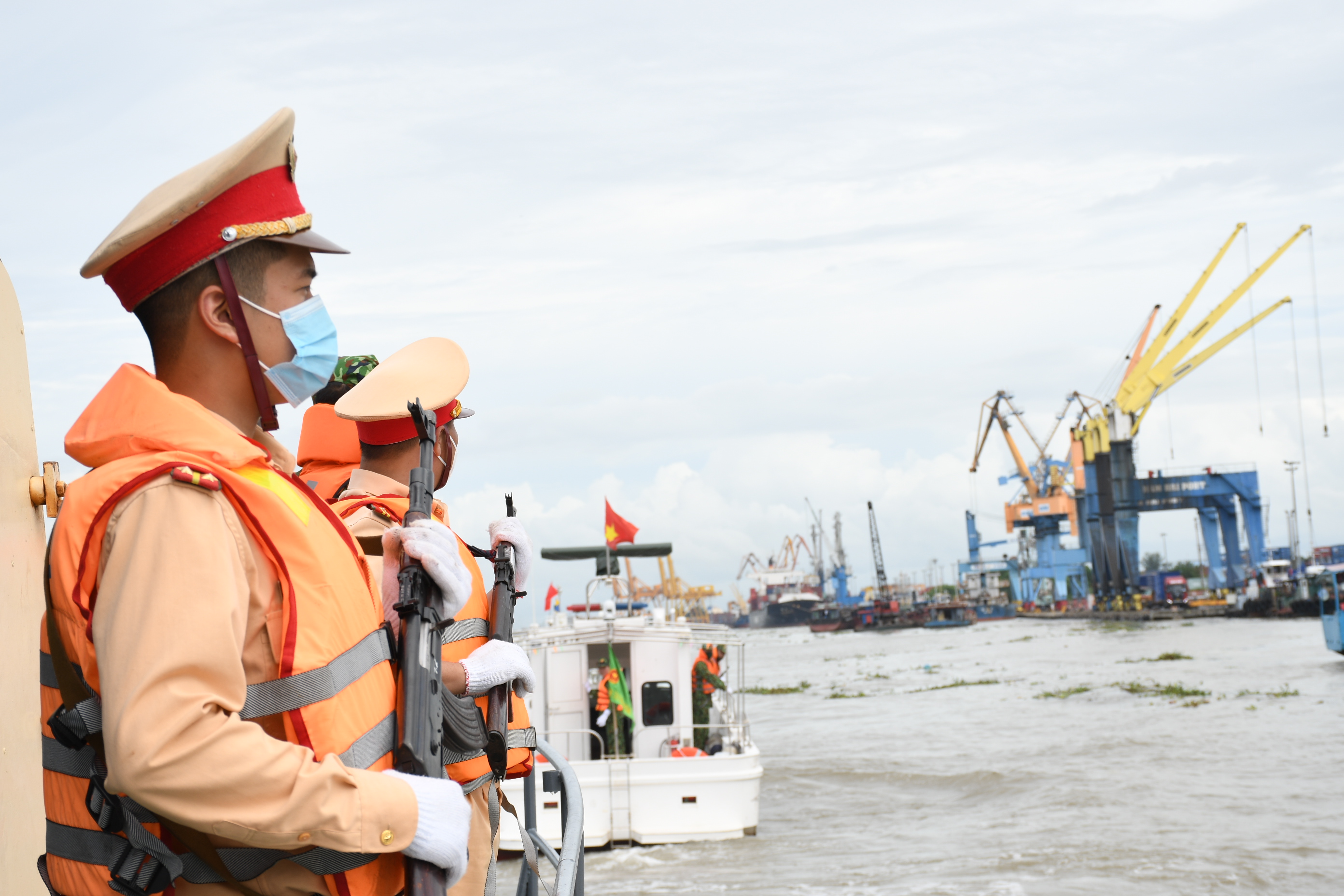 Tích cực phát hiện, kiên quyết xử lý hành vi vi phạm pháp luật trên các tuyến dưới sông